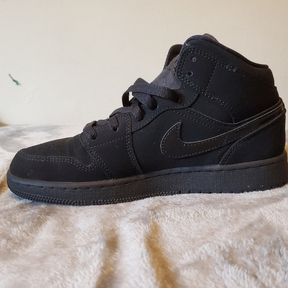 Nike Air Jordan 1 Mid Triple Black - Picture 8 of 16